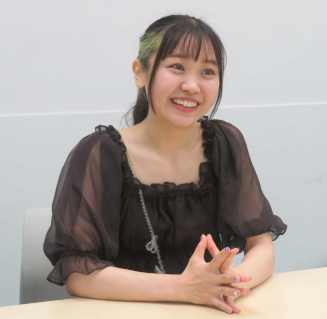 「趣味はバレーボール観戦です」と語る鈴芽（撮影・松熊洋介）