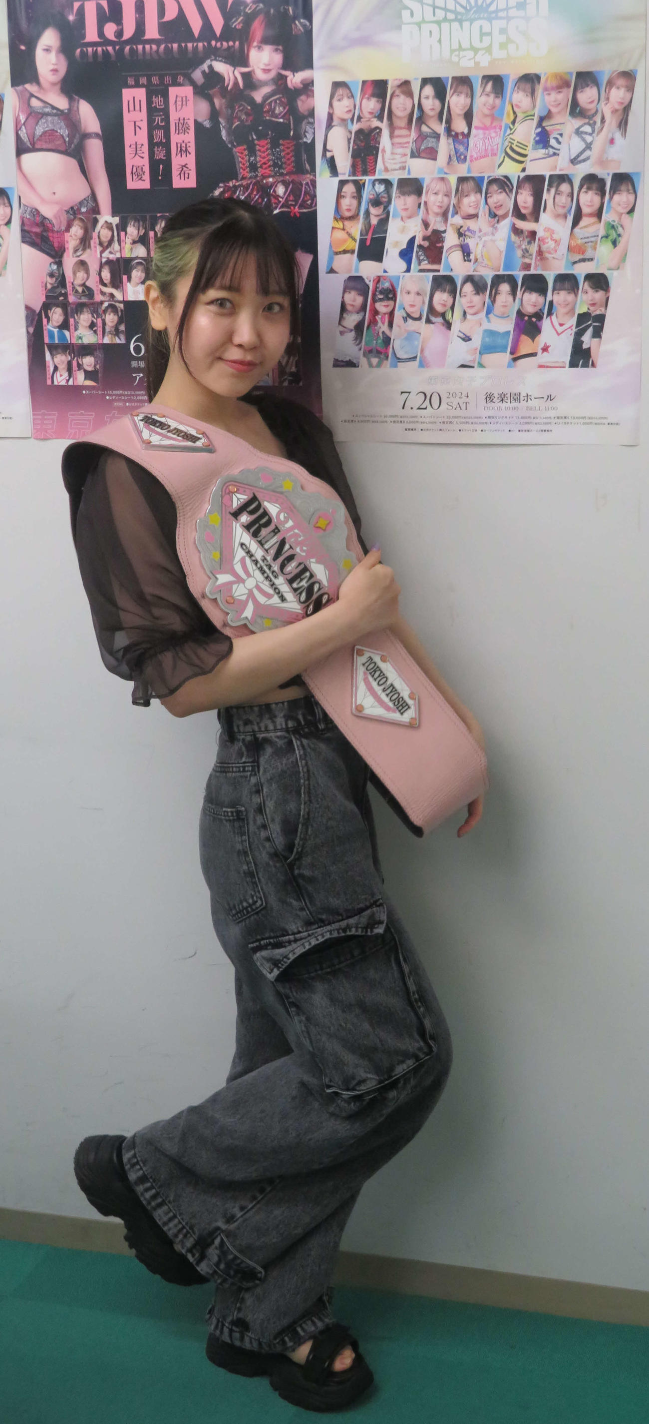 ポスターの前でポーズを取る鈴芽（撮影・松熊洋介）