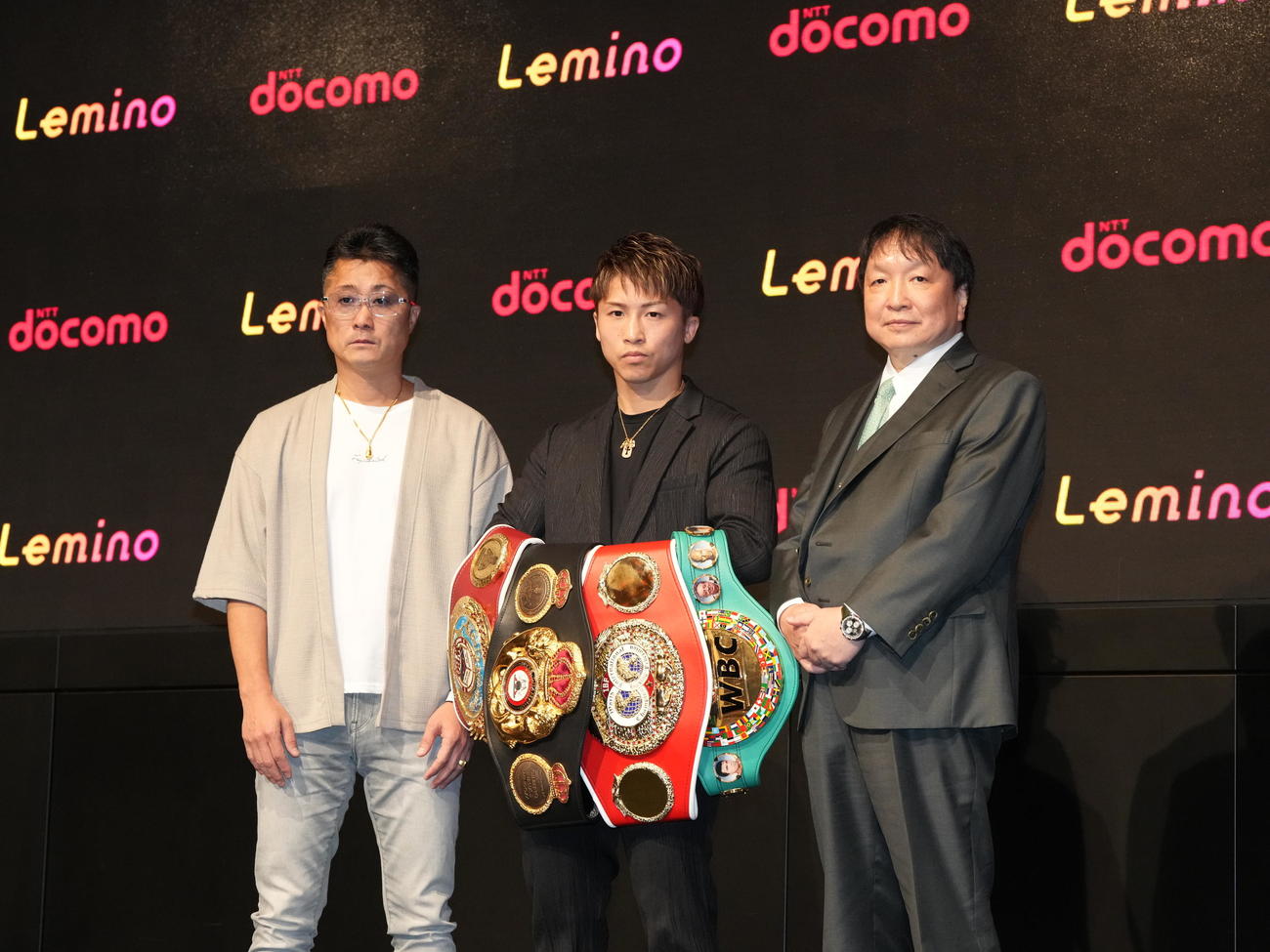 ボクシングダブル世界タイトルマッチに向けた会見で記念撮影に臨む、左から井上トレーナー、4団体統一王者の井上尚、大橋会長＝2024年7月16日