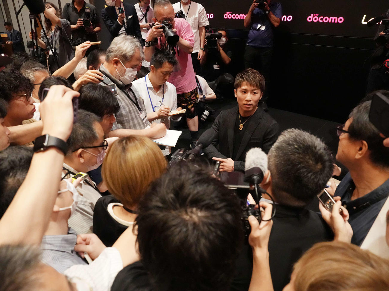 ボクシングダブル世界タイトルマッチ記者会見で大勢の報道陣に囲まれながら取材に応じる井上尚（撮影・小沢裕）