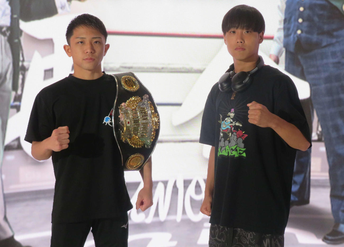 9月25日、東京・後楽園ホールで初防衛戦に臨む日本バンタム級ユース王者宮沢蓮斗（左）と挑戦者の東日本同級新人王北野武郎