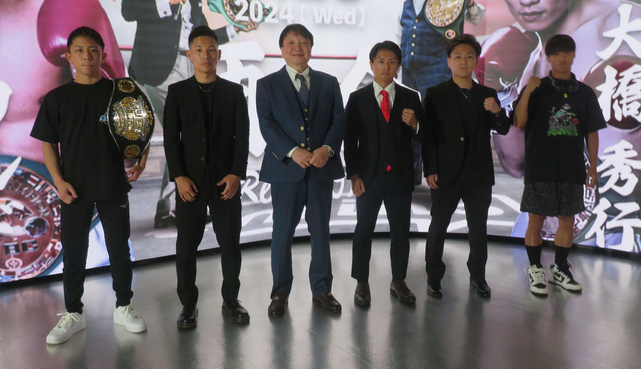 9月25日、東京・後楽園ホールのフェニックスバトル122大会でリカルド・ロペスと再会する大橋秀行会長（左から3番目）