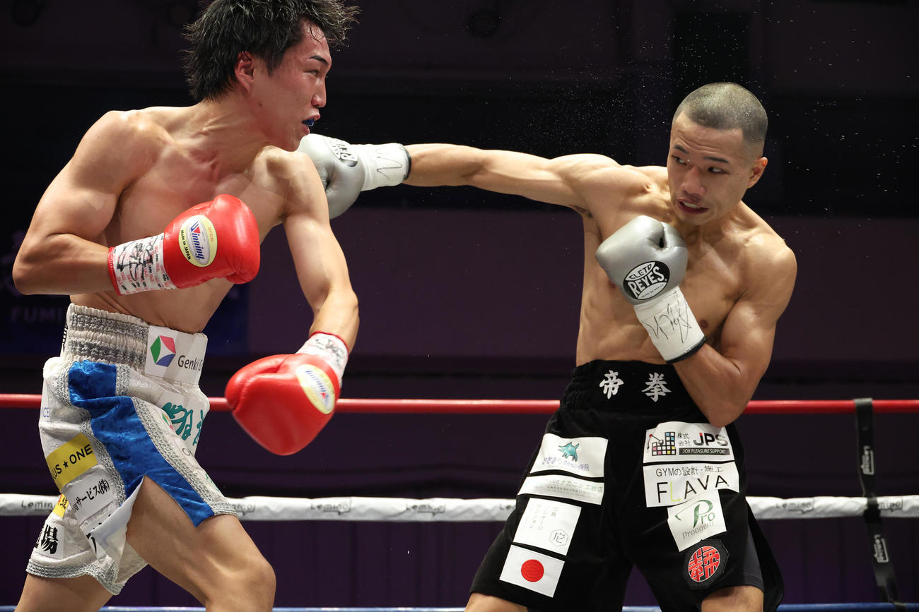 富施（左）に右ストレートを浴びせる増田（撮影・中島郁夫）