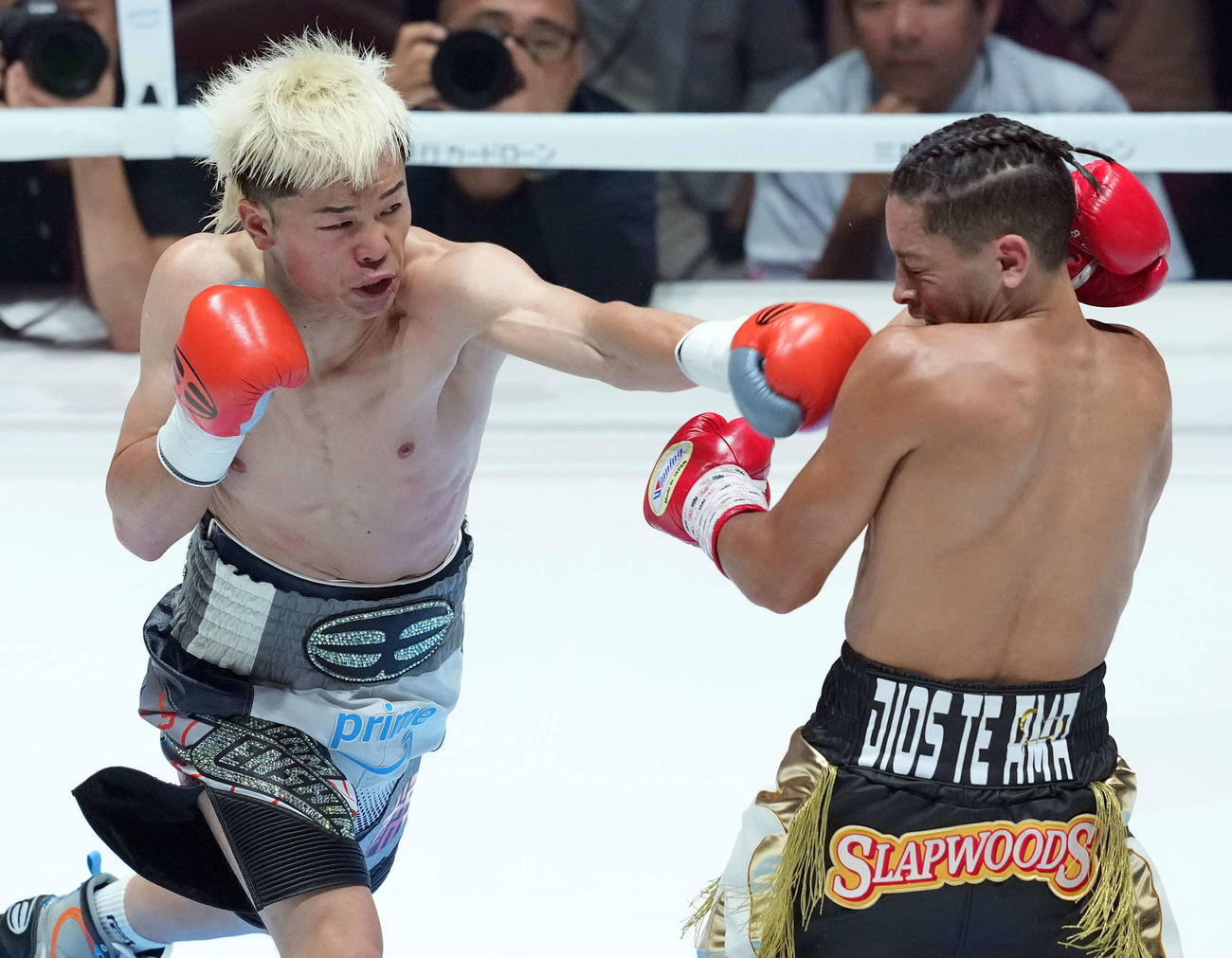 1回、ジョナサン・ロドリゲスにパンチを見舞う那須川天心（撮影・たえ見朱実）