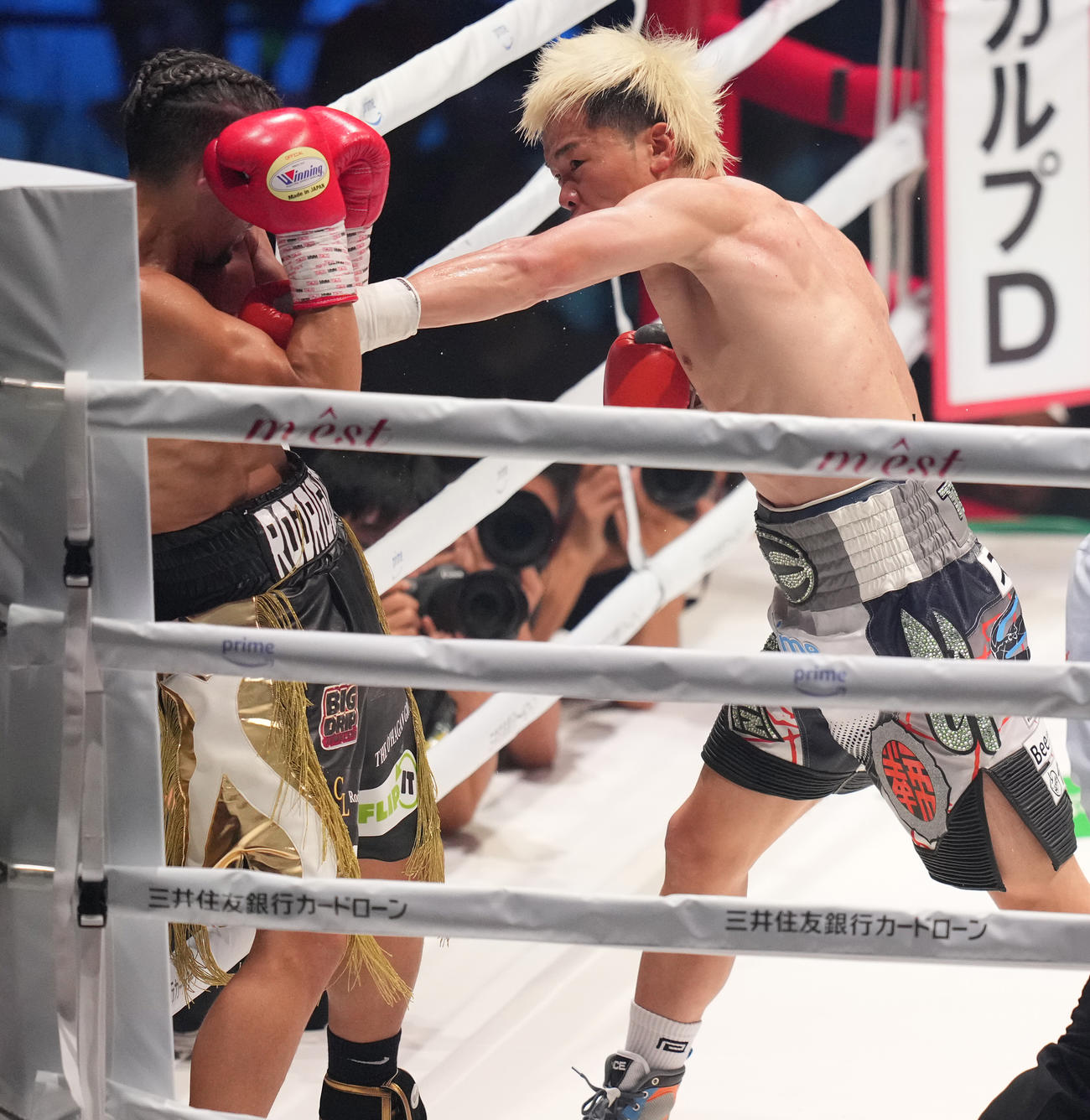 2回、ロドリゲス（左）を攻める那須川（撮影・鈴木みどり）