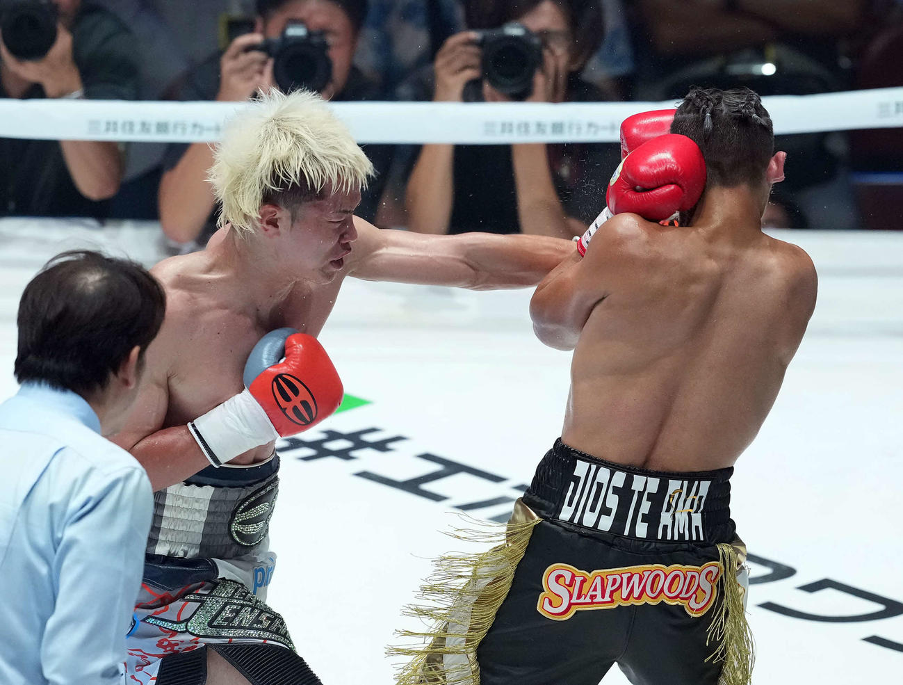 120ポンド契約10回戦　3回、ジョナサン・ロドリゲス（右）に左ストレートでダウンを奪う那須川天心（撮影・たえ見朱実）