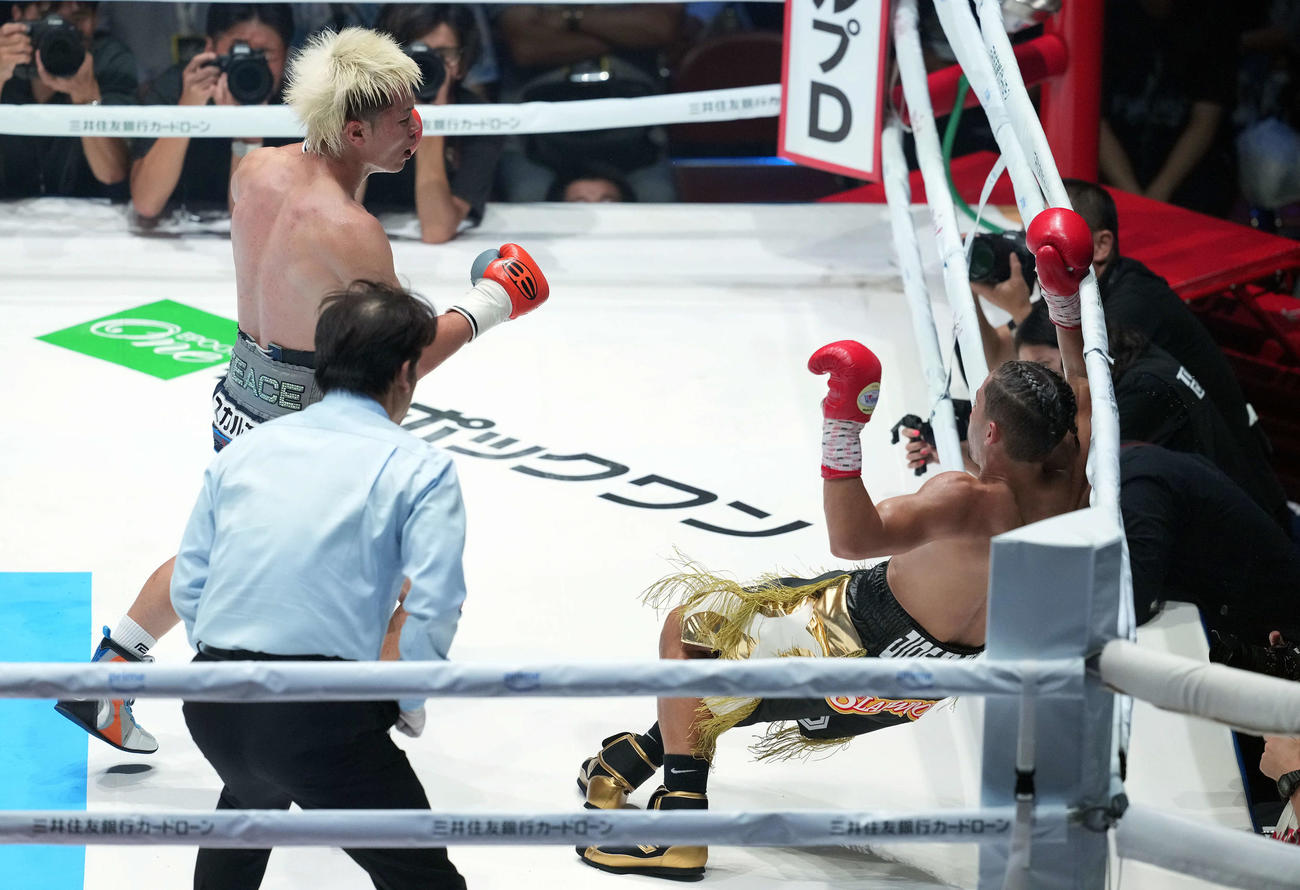 120ポンド契約10回戦　3回、ジョナサン・ロドリゲス（右）に左ストレートでダウンを奪う那須川天心（撮影・たえ見朱実）
