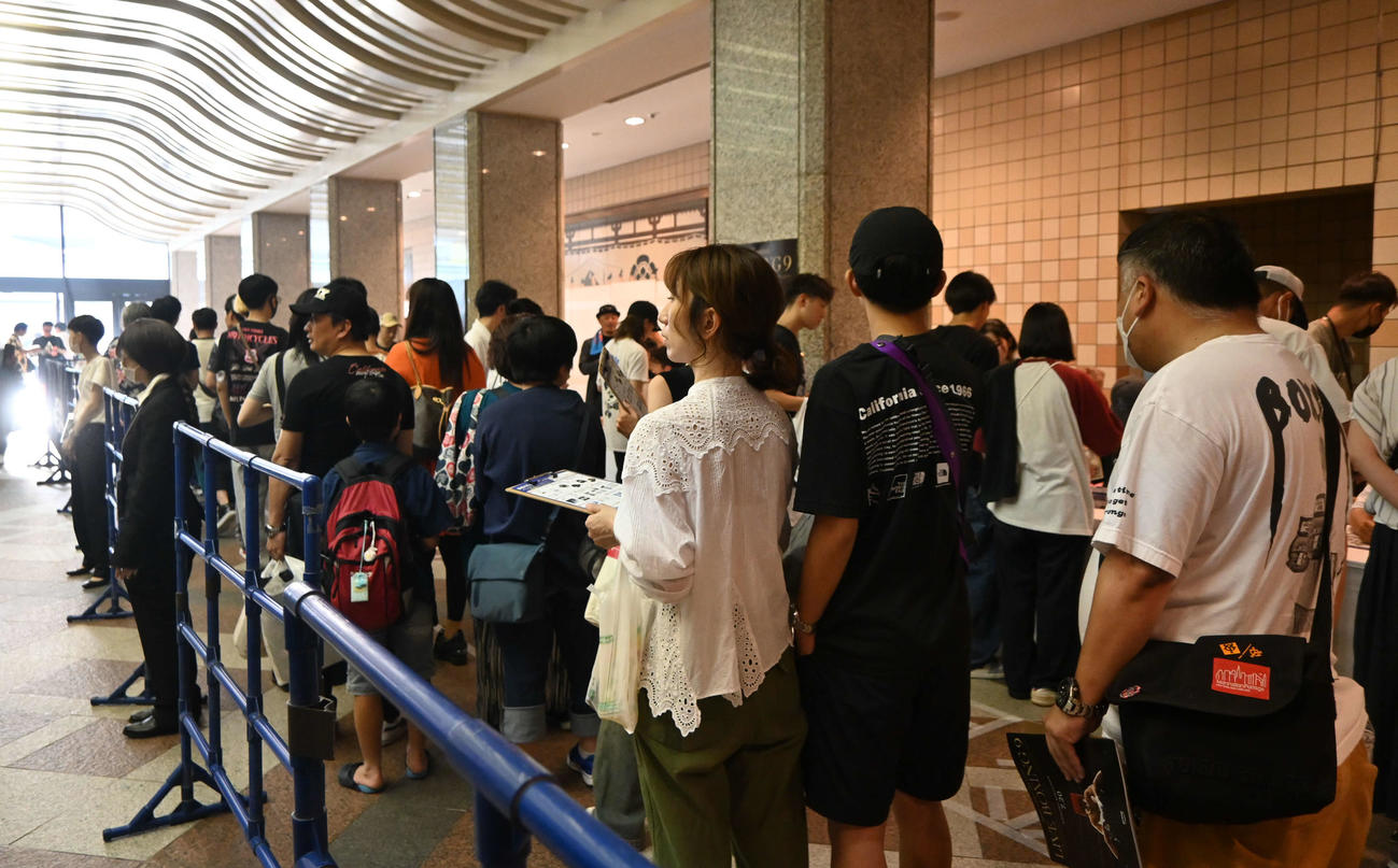 両国国技館入り口の那須川天心グッズ売店には長蛇の列ができた（撮影・飯岡大暉）