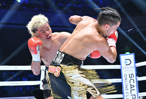 3回、那須川（左）はロドリゲスの顔面にパンチを打ち込む（撮影・滝沢徹郎）