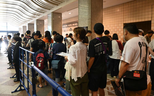 両国国技館入り口の那須川天心グッズ売店には長蛇の列ができた（撮影・飯岡大暉）