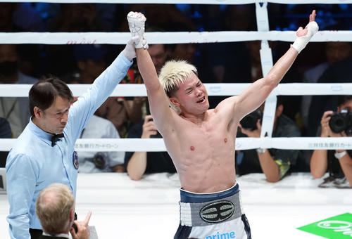 120ポンド契約10回戦　ジョナサン・ロドリゲスにTKO勝ちしファンの声援に応える那須川天心（撮影・たえ見朱実）