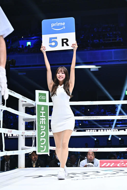 リングを彩るラウンドガールの亀沢杏菜（撮影・滝沢徹郎）