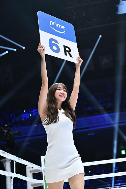 リングを彩るラウンドガールの亀沢杏菜（撮影・滝沢徹郎）