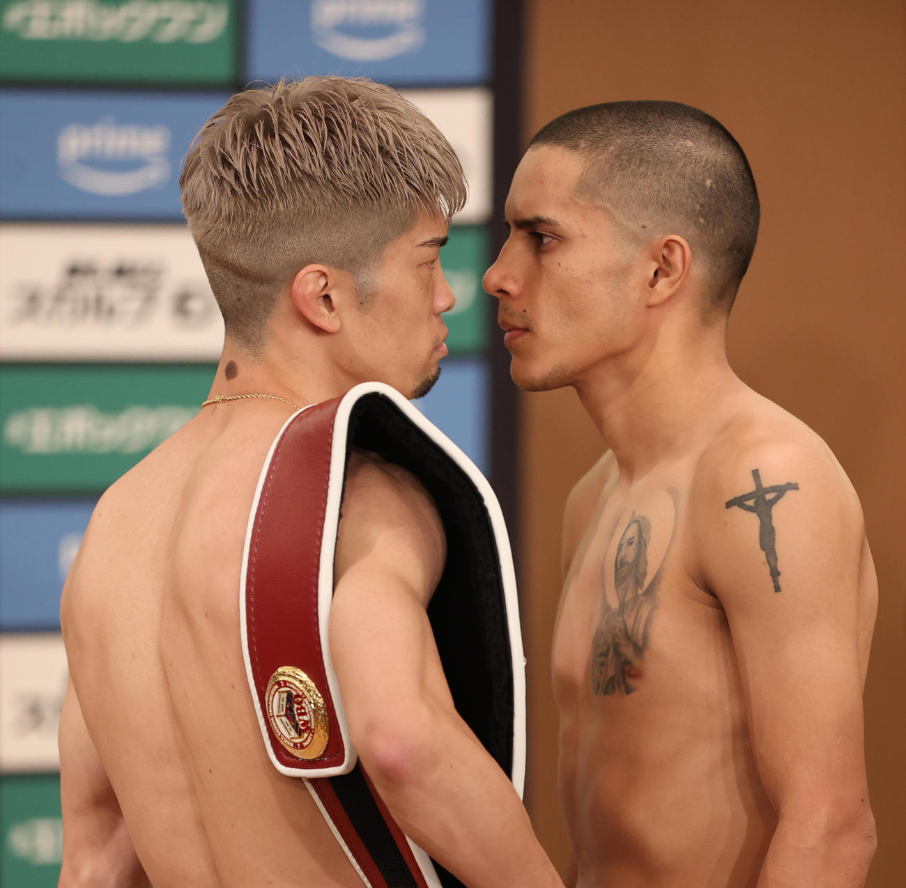 WBO世界スーパーフライ級王者田中（左）はジョナタン・ロドリゲスとにらみ合う（撮影・柴田隆二）
