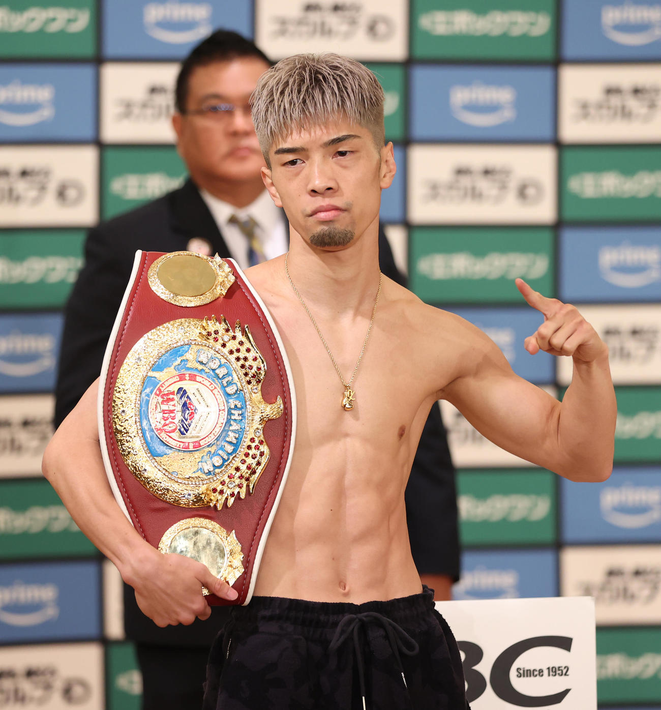 計量をパスしポーズを決めるWBO世界スーパーフライ級王者田中（撮影・柴田隆二）