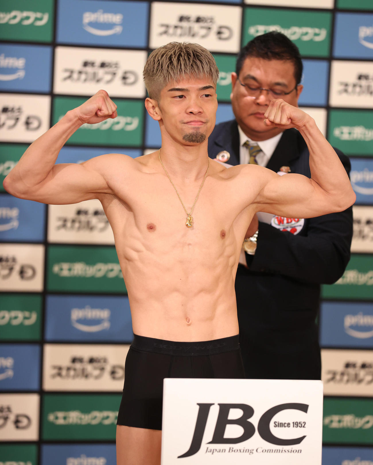 計量をパスしガッツポーズするWBO世界スーパーフライ級王者田中（撮影・柴田隆二）