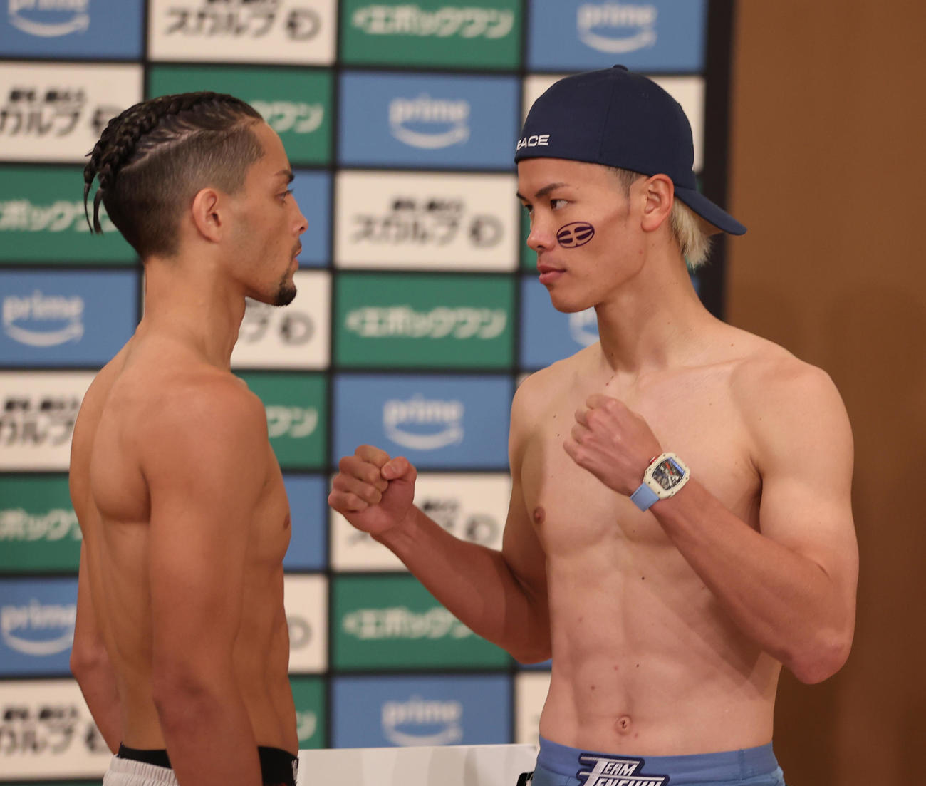 計量をパスした那須川（右）とジョナサン・ロドリゲスはにらみ合う。那須川の両ほおには「天」の文字がデザインされたタトゥーステッカーがつけられていた（撮影・柴田隆二）