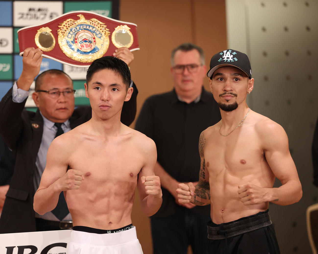WBO世界フライ級王座決定戦、加納（左）とアンソニー・オラスクアガは記念撮影に納まる（撮影・柴田隆二）