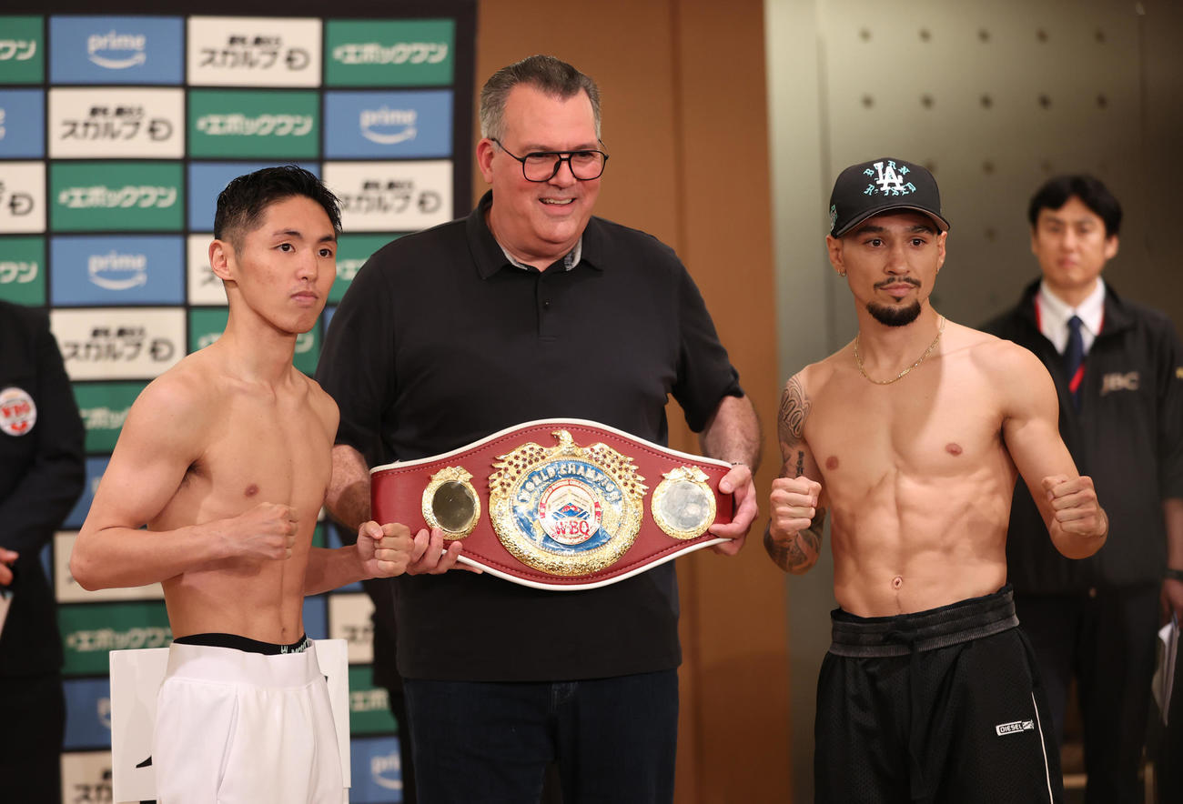 WBO世界フライ級王座決定戦、加納（左）とアンソニー・オラスクアガ（右）は記念撮影に納まる（撮影・柴田隆二）