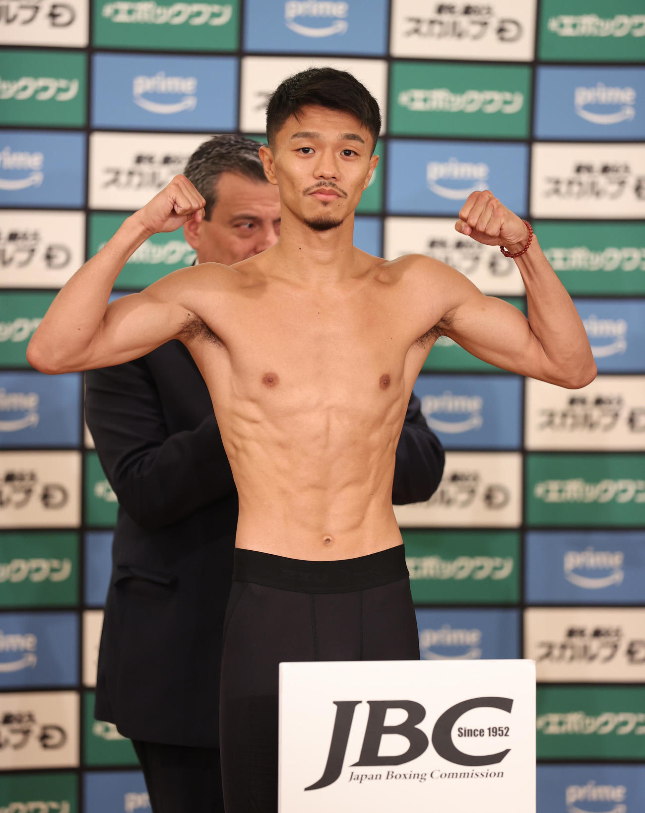 計量をパスしガッツポーズするWBC世界バンタム級王者中谷（撮影・柴田隆二）