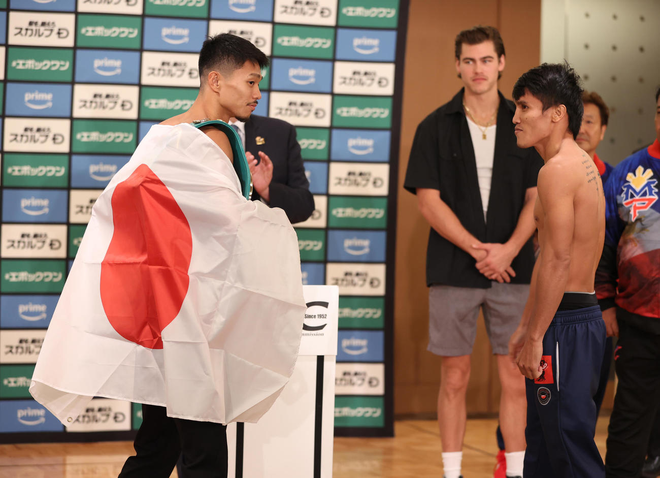 計量をパスし記念撮影するWBC世界バンタム級王者中谷（左）とビンセント・アストロラビオ（撮影・柴田隆二）