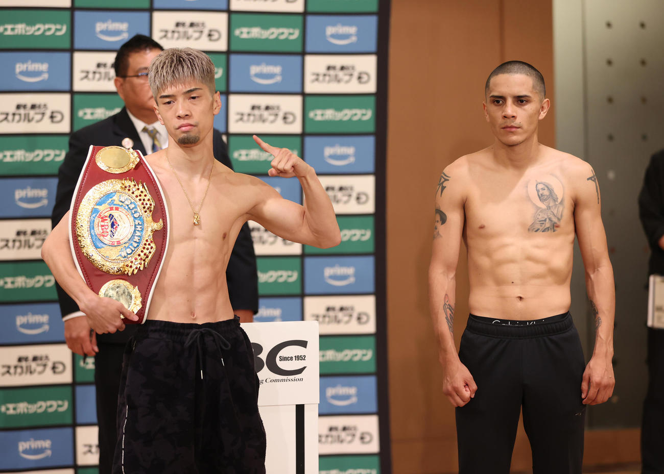 WBO世界スーパーフライ級王者田中（左）とジョナタン・ロドリゲスは記念撮影に納まる（撮影・柴田隆二）