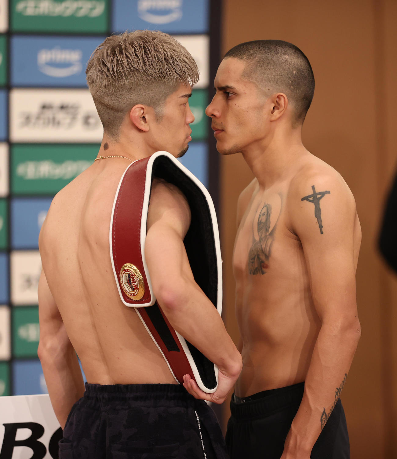 WBO世界スーパーフライ級王者田中（左）はジョナタン・ロドリゲスとにらみ合う（撮影・柴田隆二）