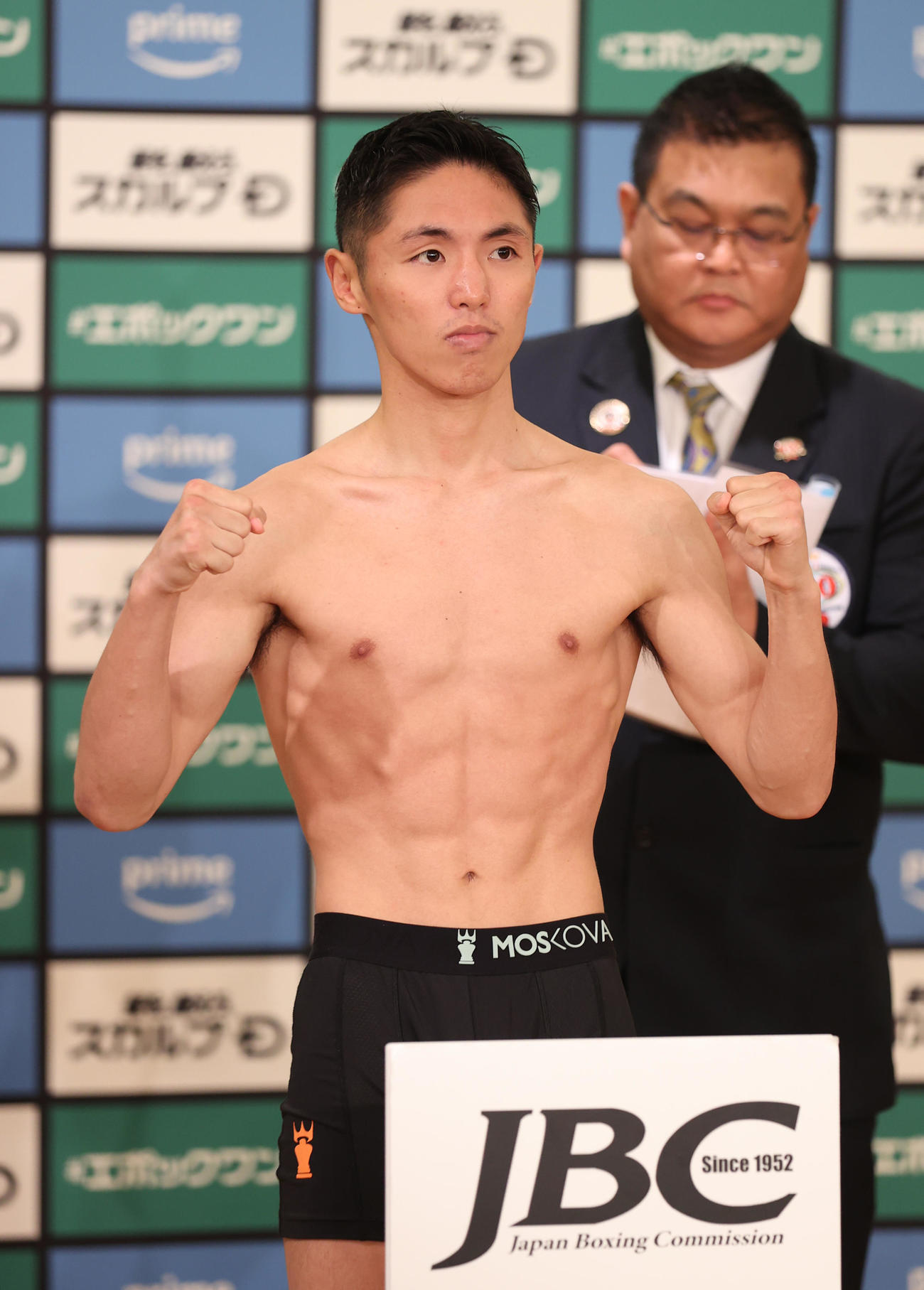 WBO世界フライ級王座決定戦、加納（左）とアンソニー・オラスクアガ（右）は記念撮影に納まる（撮影・柴田隆二）