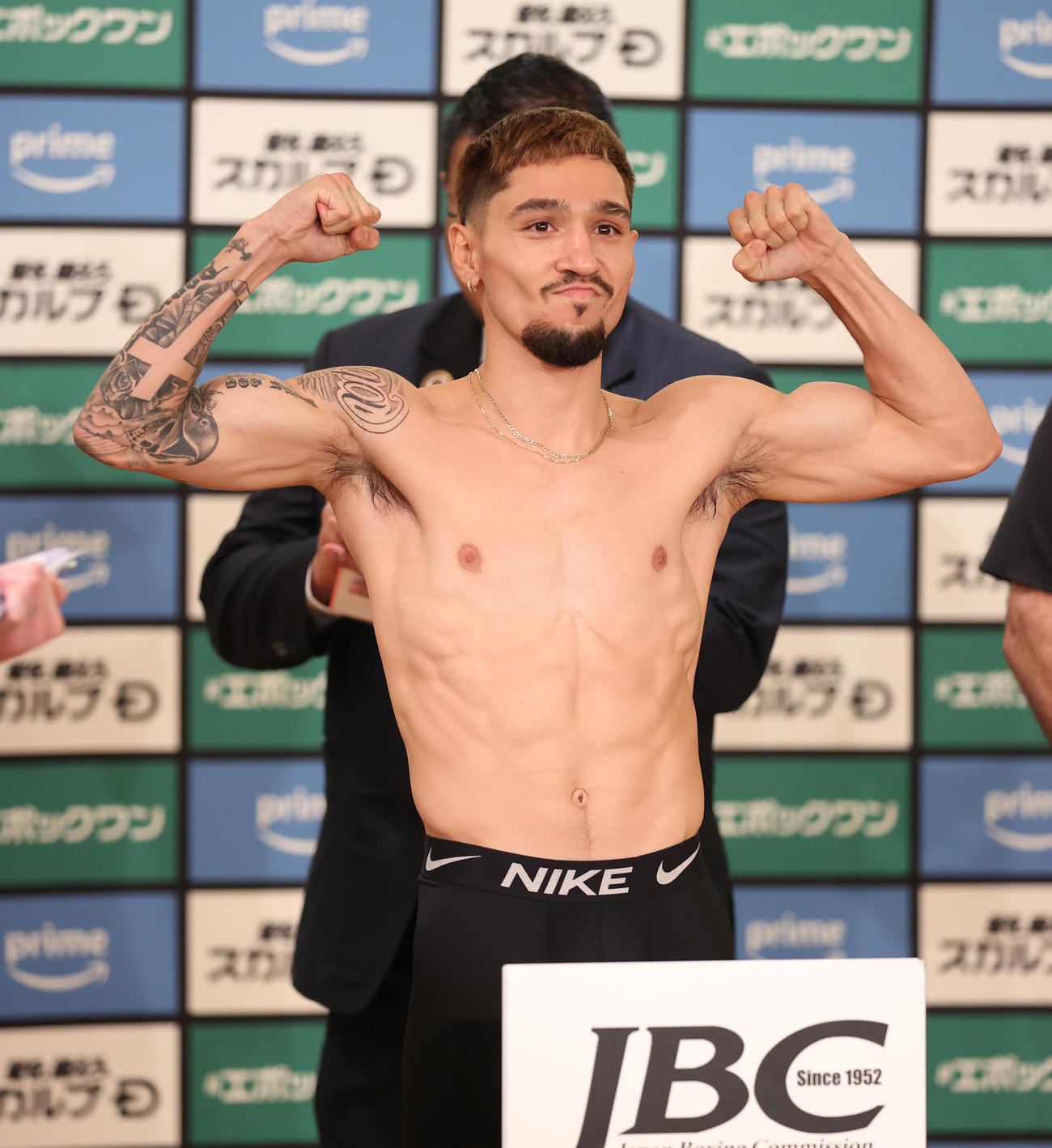 WBO世界フライ級王座決定戦、計量をパスしたアンソニー・オラスクアガはガッツポーズする（撮影・柴田隆二）