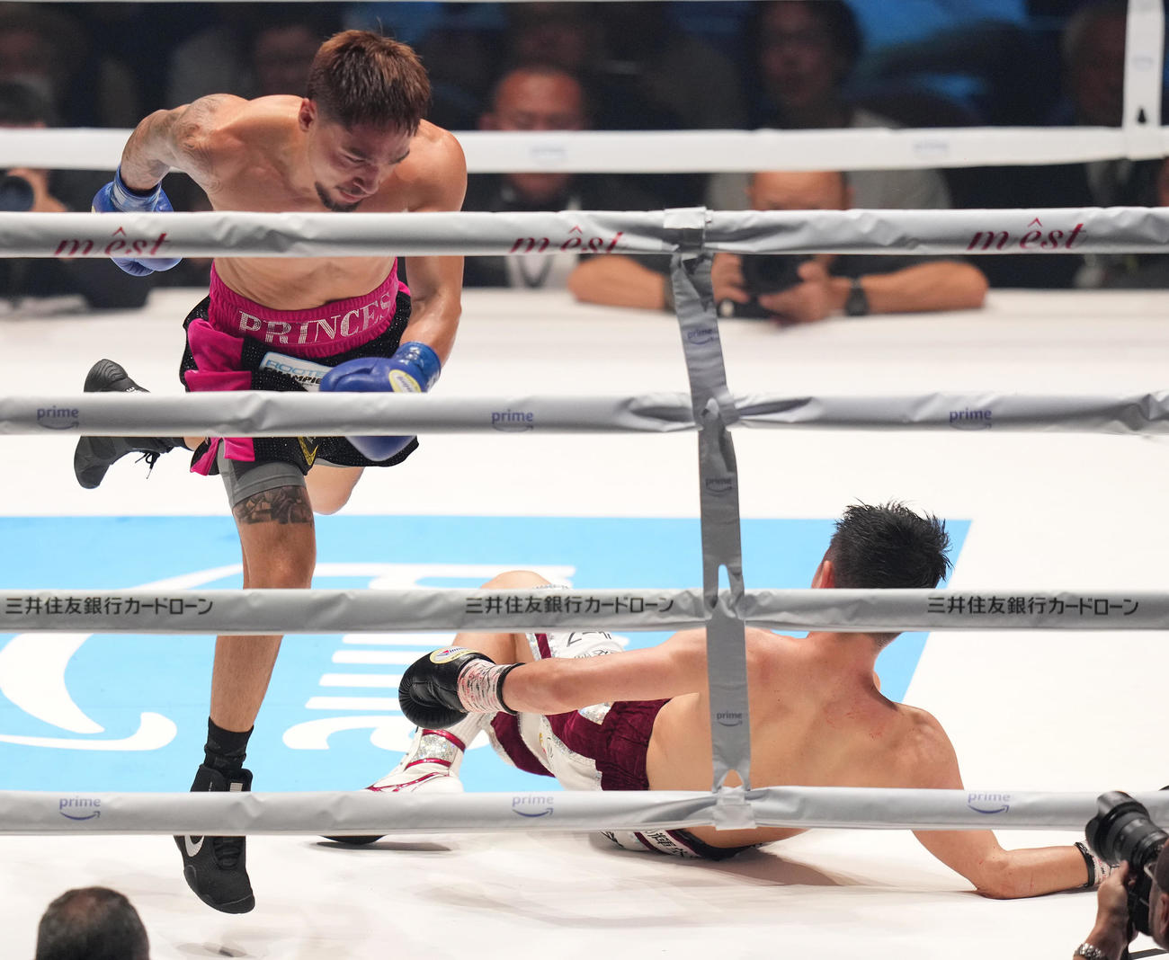 3回、オラスクアガ（左）にダウンを奪われ、KO負けする加納（撮影・鈴木みどり）