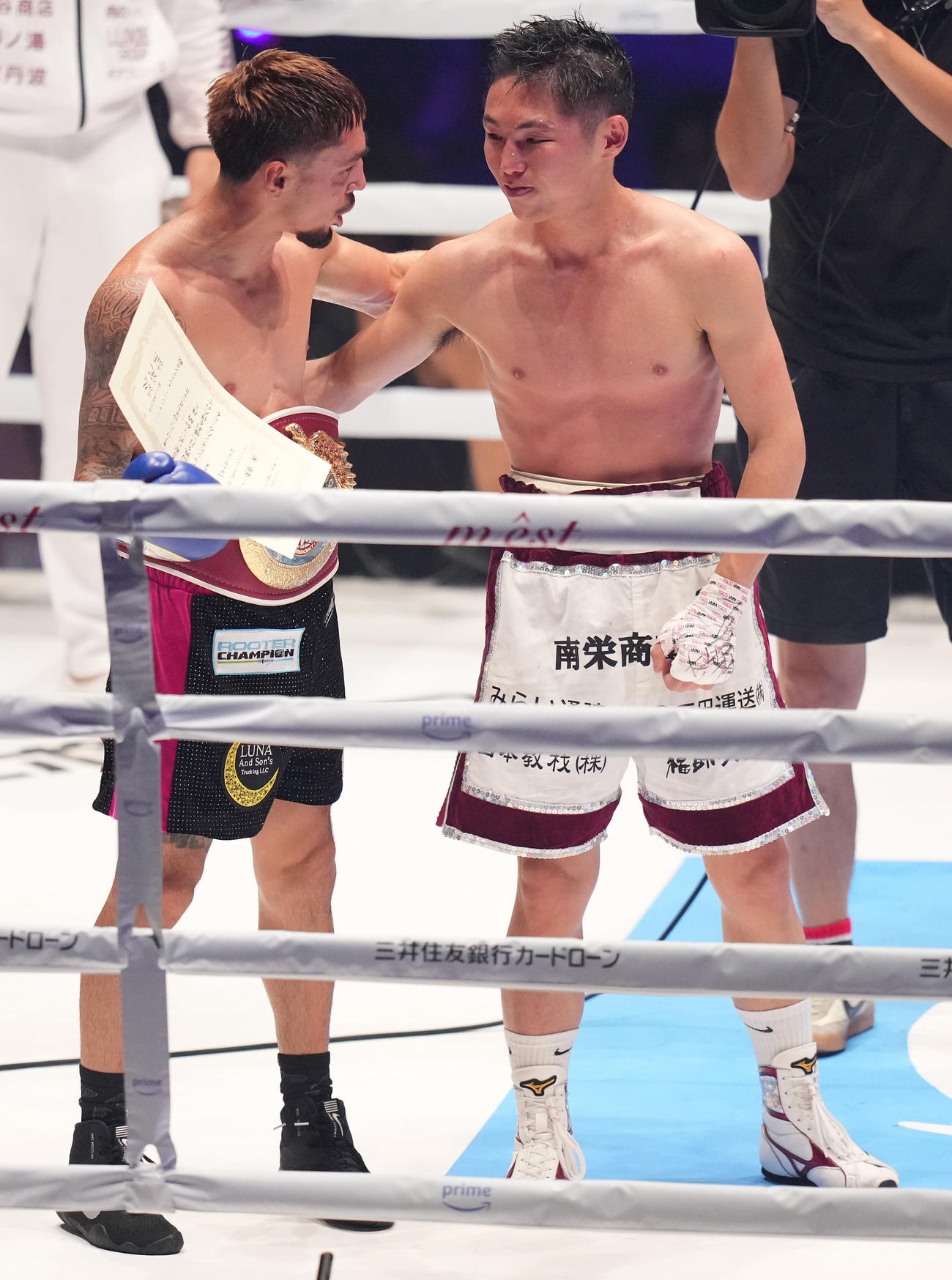 オラスクアガ（左）に3回KO負けした加納は健闘をたたえ合う（撮影・鈴木みどり）