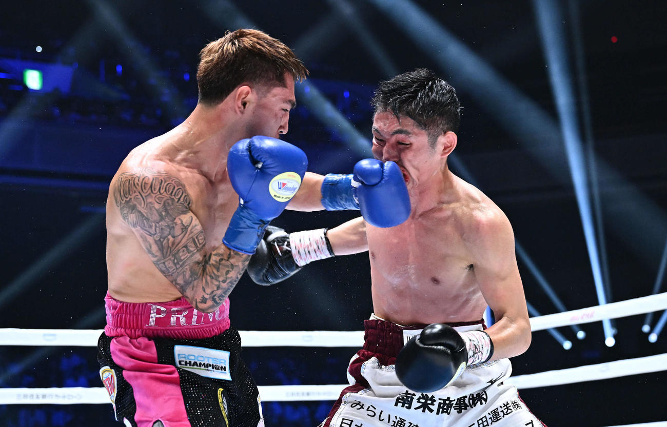 3回、加納（右）はオラスクアのパンチを食らう（撮影・滝沢徹郎）