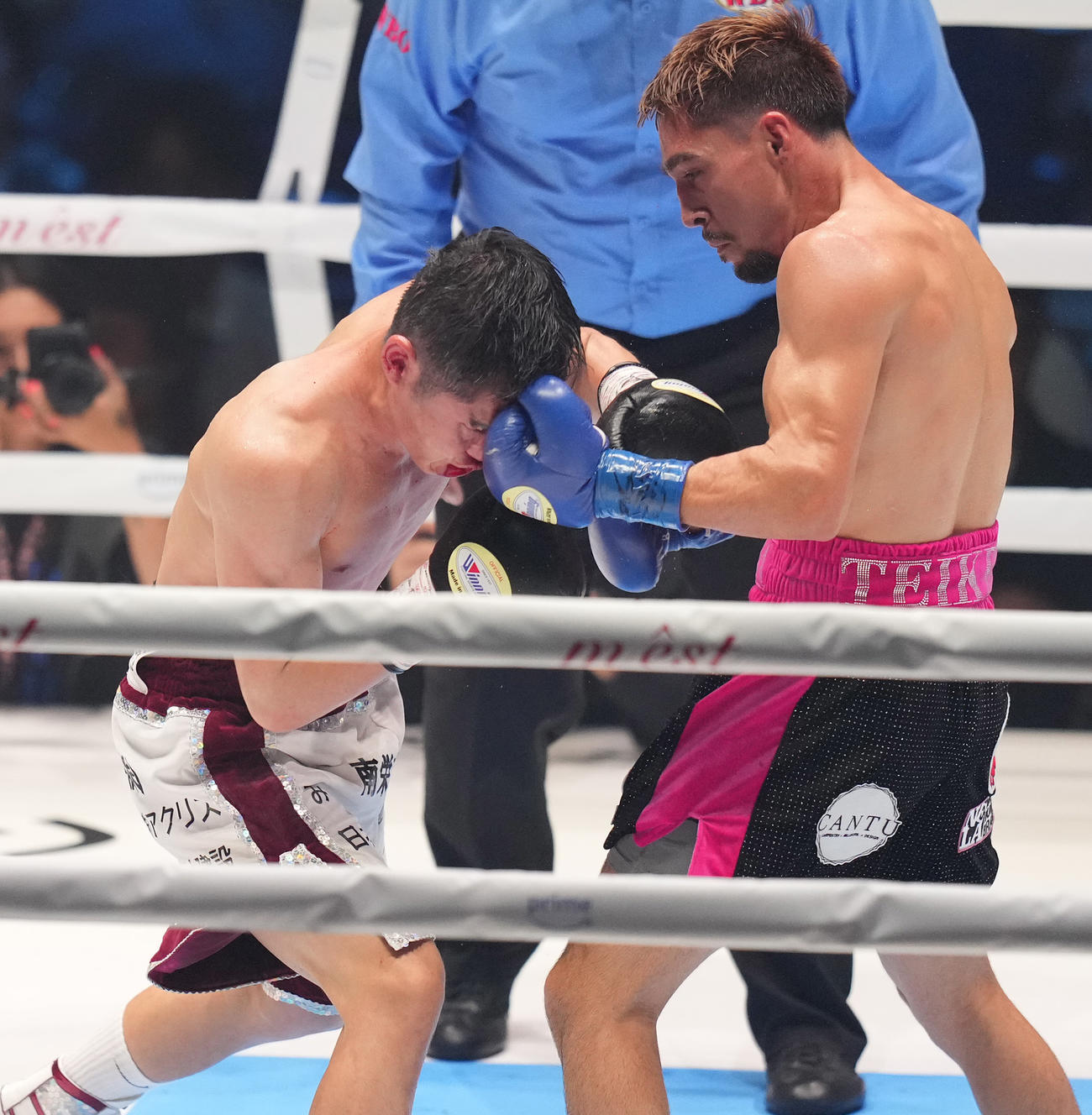 3回、オラスクアガ（右）のパンチを顔面に食らう加納（撮影・鈴木みどり）