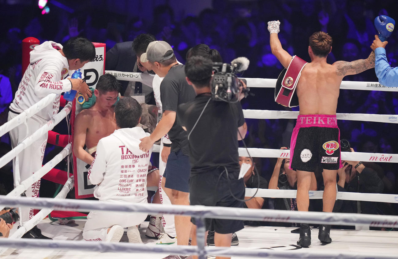 オラスクアガ（右）に3回TKO負けした加納（撮影・鈴木みどり）
