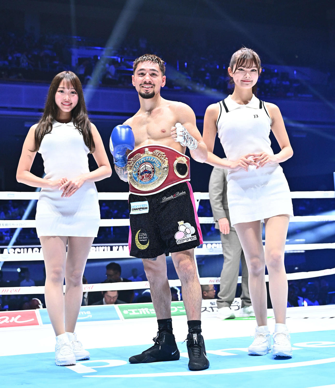 加納にKO勝ちし新チャンピオンになったオラスクアガ（中央）はベルトを巻いてポーズを決める（撮影・滝沢徹郎）