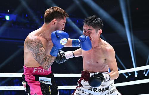 3回、加納（右）はオラスクアのパンチを食らう（撮影・滝沢徹郎）