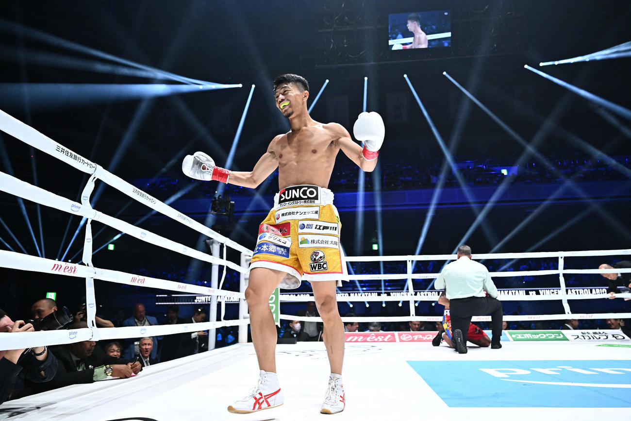 1回、中谷（手前）はアストロラビオとにKO勝ちしガッツポーズする（撮影・滝沢徹郎）