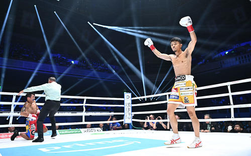 1回、中谷(右)はアストロラビオとにKO勝ちしガッツポーズする(撮影・滝沢徹郎)