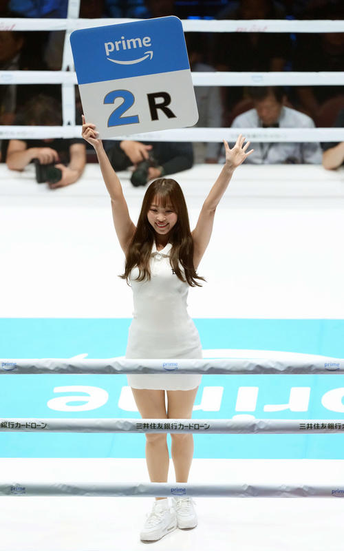 スパーミドル級6回戦 ラウンドガールを務める亀沢杏菜(撮影・たえ見朱実)
