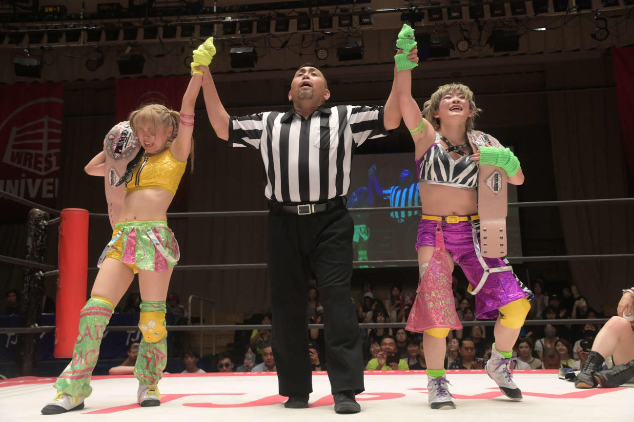 タッグ王座を防衛したでじもんの鈴芽（左）と遠藤有栖　（C）東京女子プロレス