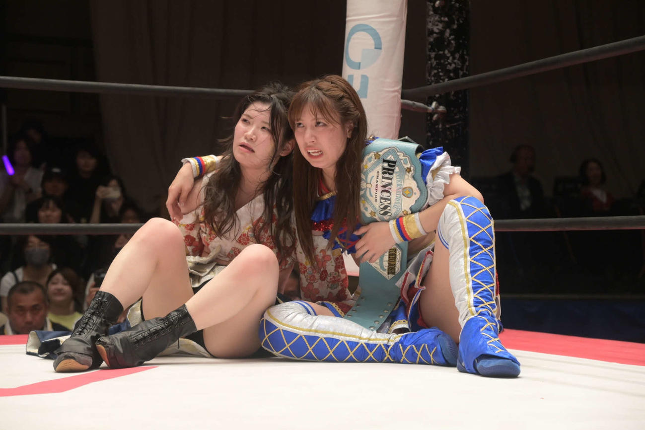 プリンセスタッグ王座戦に敗れた挑戦者組の荒井優希（右）＆宮本もか　（C）東京女子プロレス