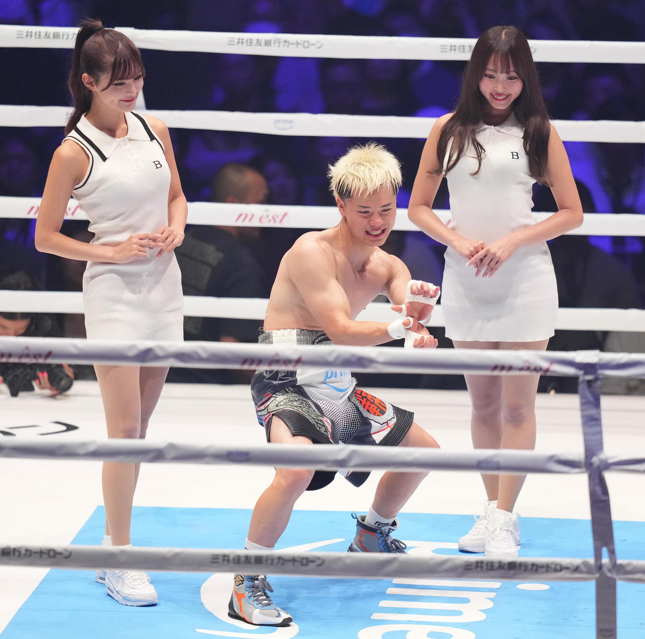 ロドリゲスに3回TKO勝ちした那須川（中央）は笑顔でポーズを決める（撮影・鈴木みどり）