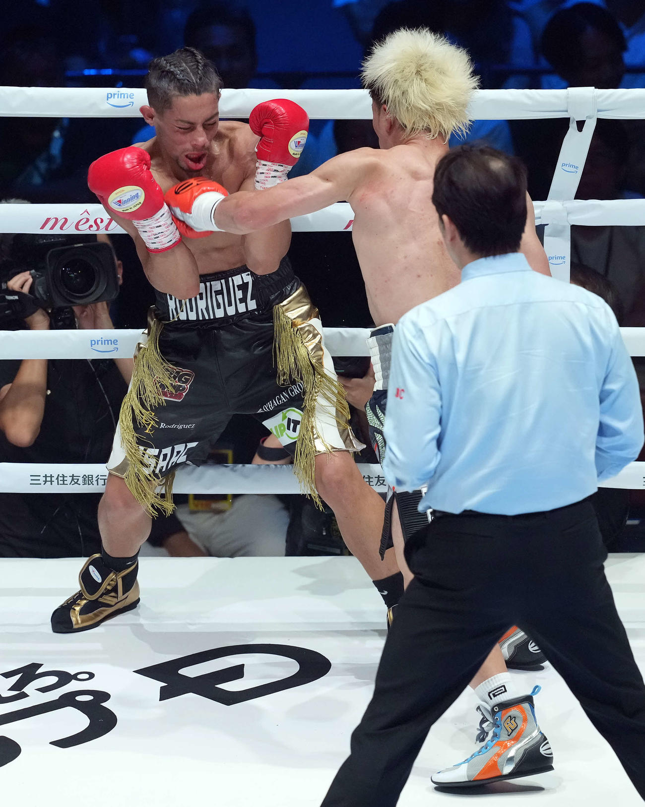120ポンド契約10回戦　2回、ジョナサン・ロドリゲスにパンチを見舞う那須川天心（撮影・たえ見朱実）