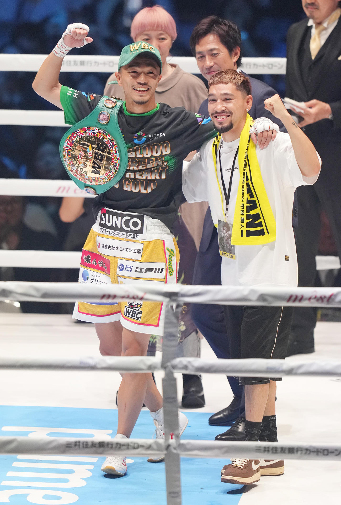 1回KO勝ちで防衛したWBC世界バンタム級王者の中谷（左）はWBO世界フライ級新王者のオラスクアガと笑顔で肩を組む（撮影・鈴木みどり）