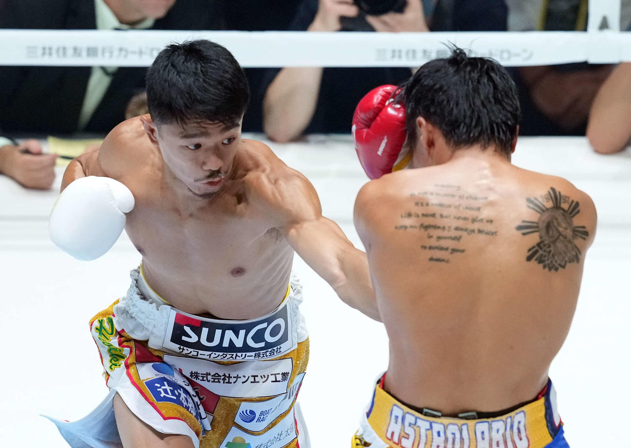 1回、ピンセント・アストロラビオにボディーを見舞いダウンを奪い中谷潤人（撮影・たえ見朱実）
