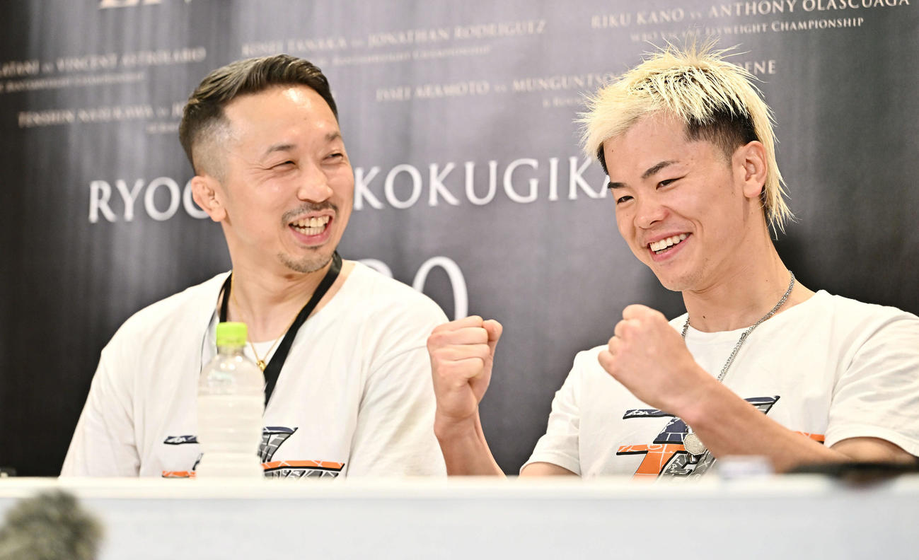 試合後の会見で粟生トレーナー（左）から高得点の評価をされガッツポーズする那須川（撮影・滝沢徹郎）