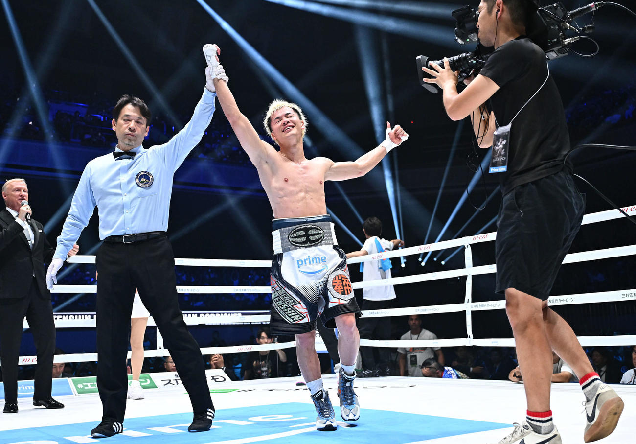 ロドリゲスにTKO勝ちし勝ち名乗りを受ける那須川（撮影・滝沢徹郎）