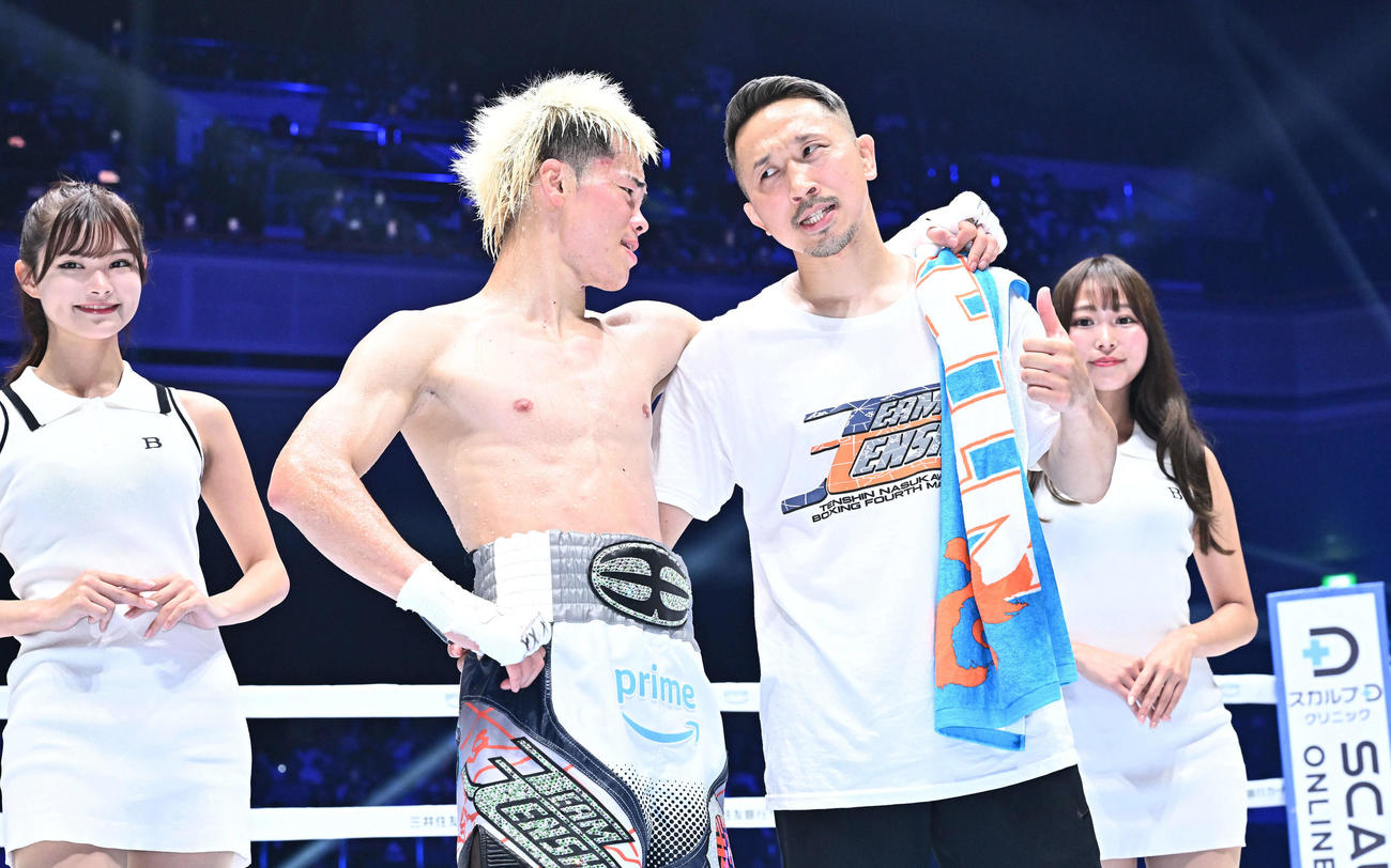 ロドリゲスにTKO勝ちした那須川（左）は粟生トレーナーとおどける（撮影・滝沢徹郎）