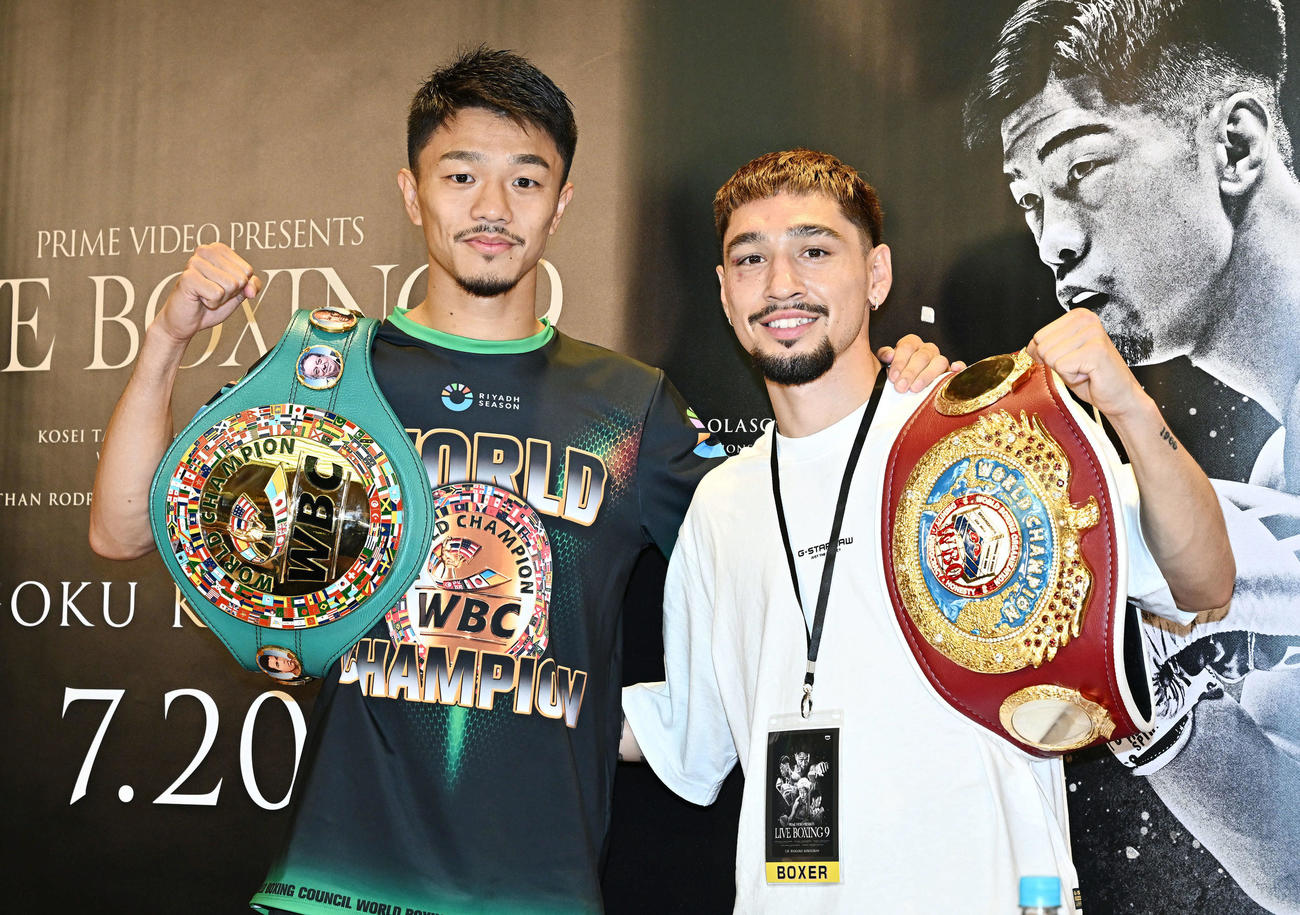 試合後の会見を終えベルトを肩にポーズを決める、WBC世界バンタム級チャンピオンの中谷（左）とWBO世界フライ級チャンピオンのオラスクアガ（撮影・滝沢徹郎）