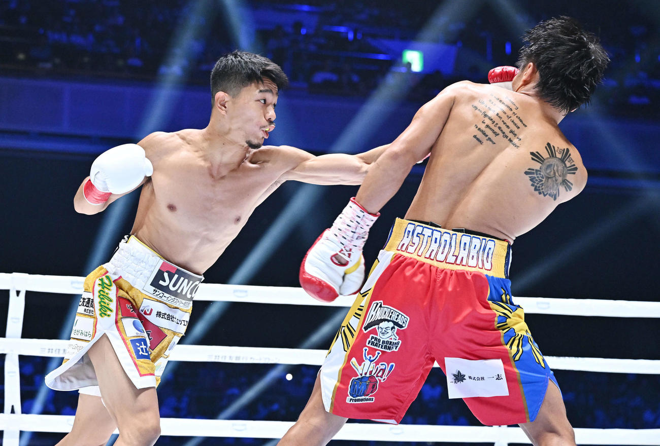 1回、中谷（左）はアストロラビオにパンチを打ち込む（撮影・滝沢徹郎）